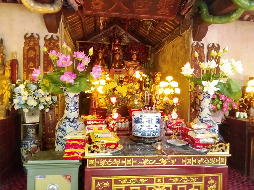 Altar in An Ma temple