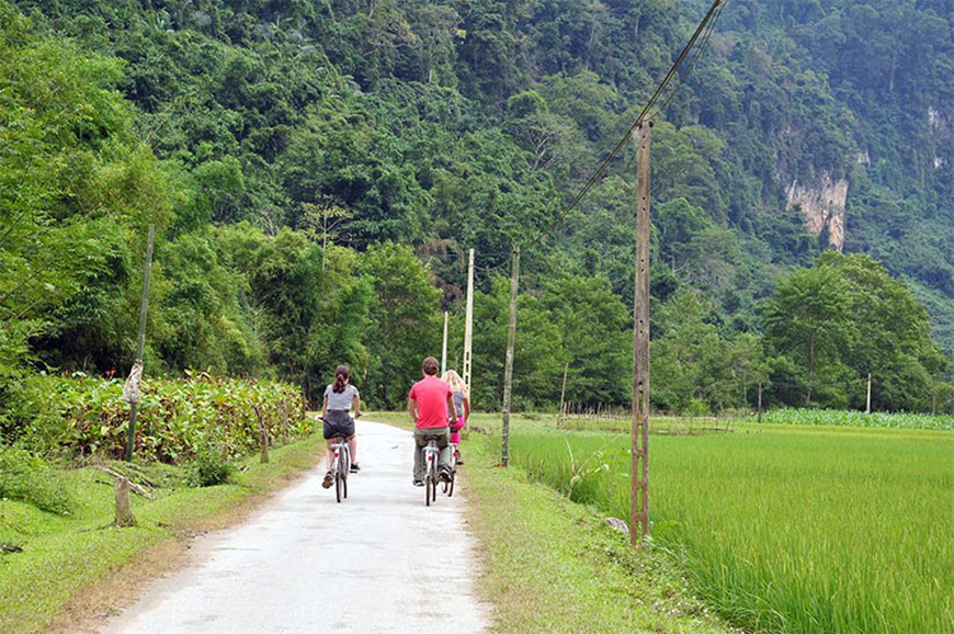 Cycling lake Ba Be