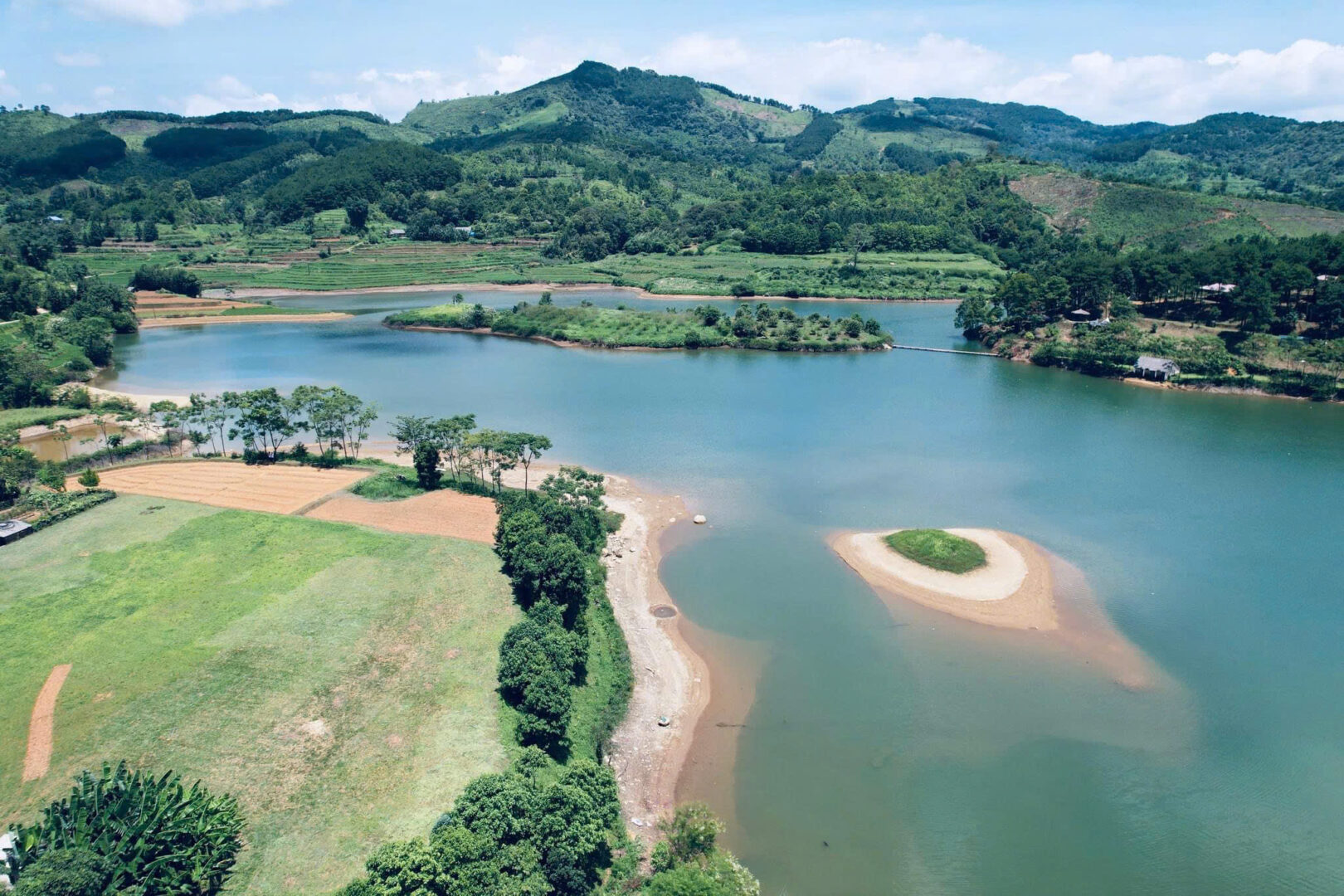 Ban Chang Lake: Vietnam’s Undiscovered Natural Gem!