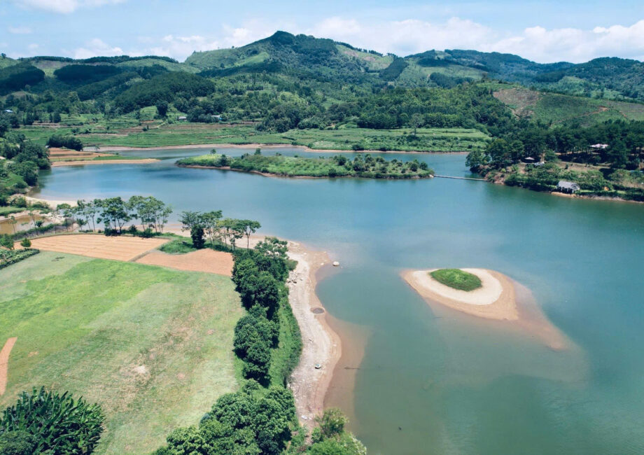 Ban Chang Lake: Vietnam’s Undiscovered Natural Gem!