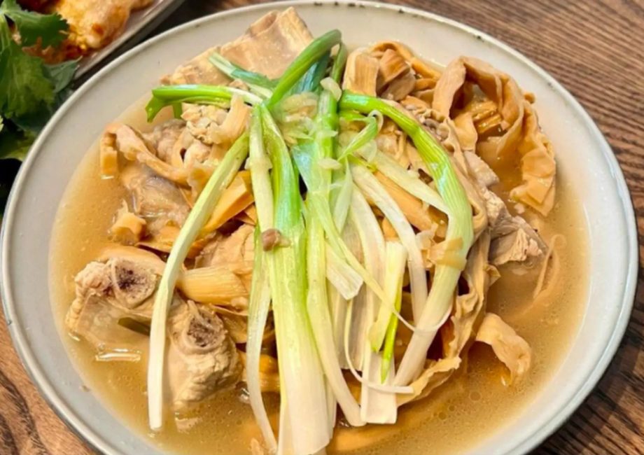 Canh măng khô nấu xương